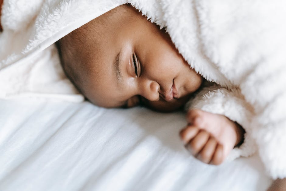  Warum Babys nicht auf dem Bauch schlafen sollten