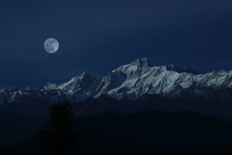  Bild zeigt den Mond bei Vollmond - Warum können viele nicht schlafen, wenn der Mond voll ist