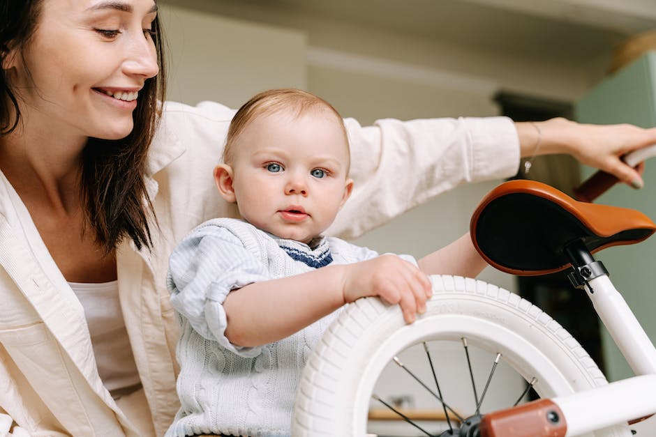 Warum Babys im Schlaf lächeln