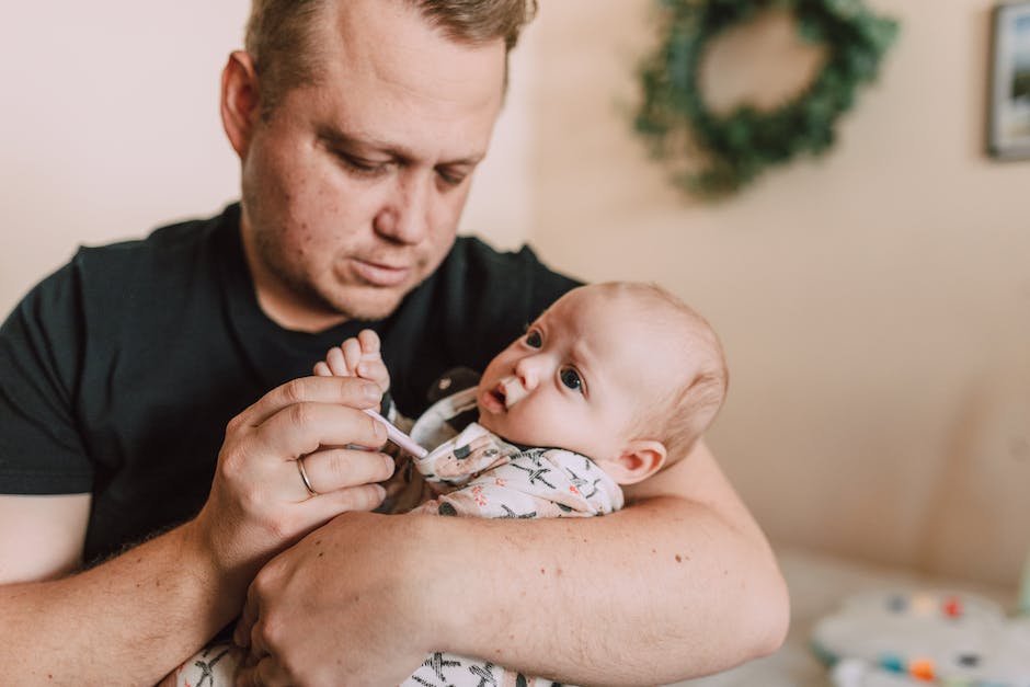  Warum schlafen Babys mit erhobenen Händen