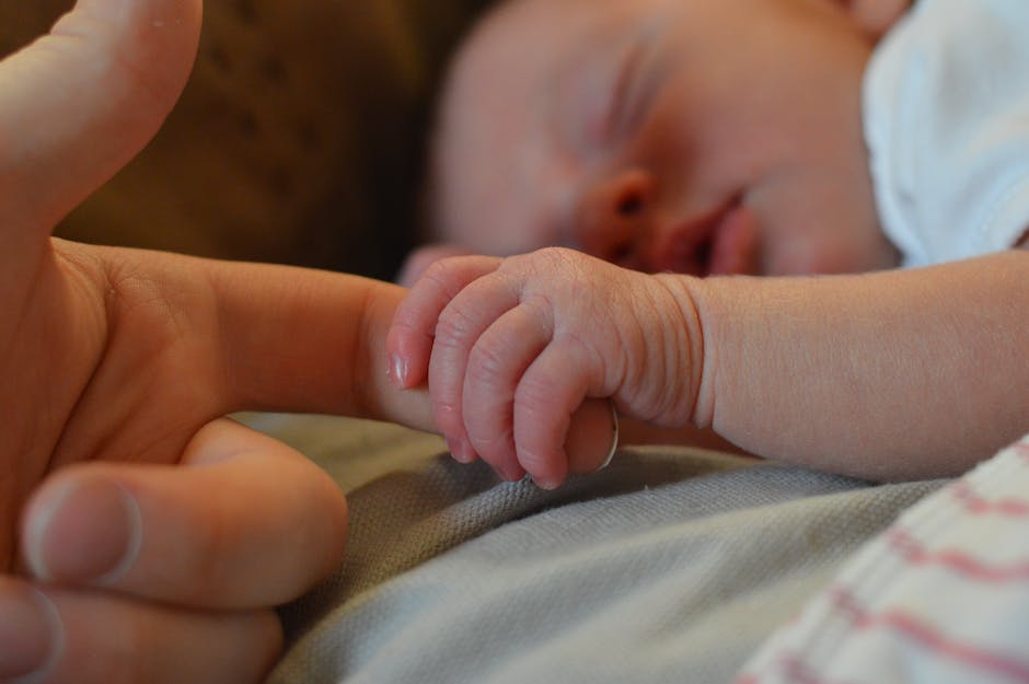 Warum liegen Babys mit Händen nach oben im Schlaf