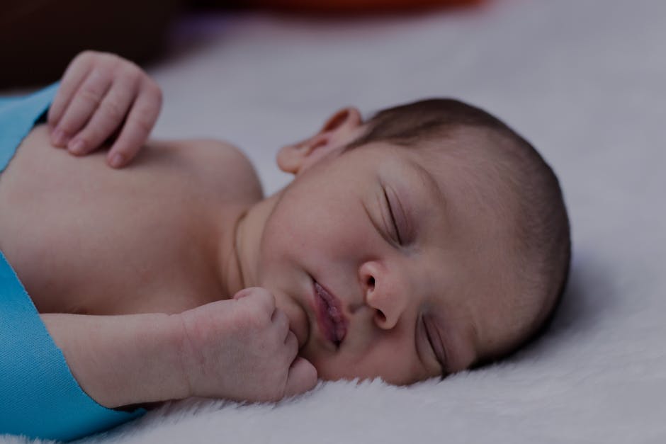 Babys Schlafposition Hand über Kopf erklärt