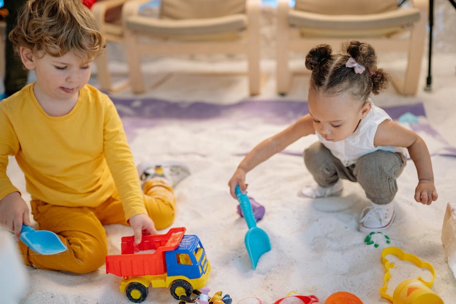 warum schlafen Babys mit Händen nach oben?