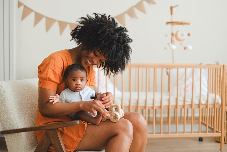 Babys schrecken im Schlaf auf: Ursachen und Tipps zur Beruhigung